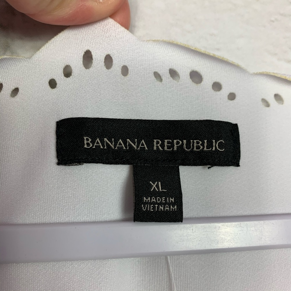 Banana Republic Laser Cut Scalloped Sleeveless Top - Picture 6 of 9